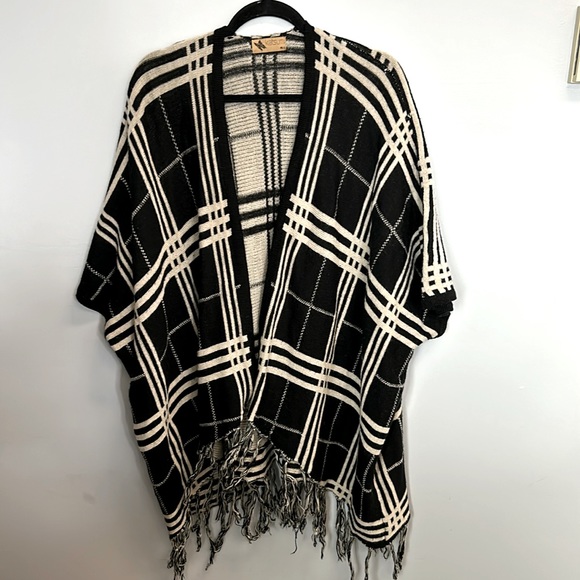 Katsumi shrug with sleeve holes M/L - Picture 1 of 7